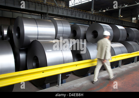 Duisburg, Germania, finito di bobine in acciaio in stock di ThyssenKrupp Steel AG Foto Stock