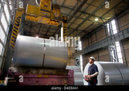 Duisburg, Germania, finito di bobine in acciaio in stock di ThyssenKrupp Steel AG Foto Stock