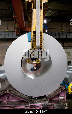 Duisburg, Germania, finito di bobine in acciaio in stock di ThyssenKrupp Steel AG Foto Stock