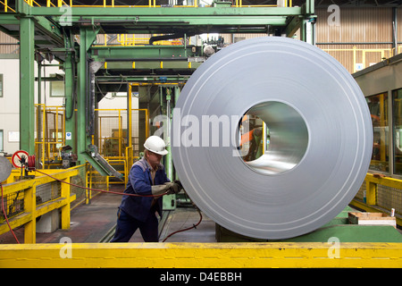 Duisburg, Germania, finito di bobine in acciaio in stock di ThyssenKrupp Steel AG Foto Stock