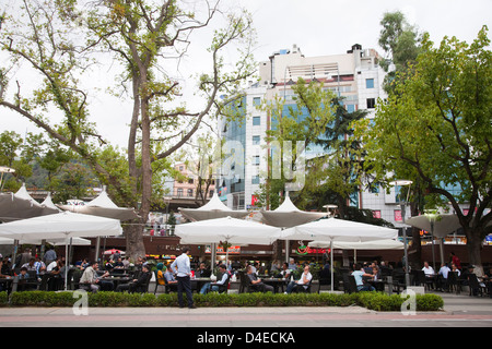 Persone presso il tea e coffee shop, ataturk alani, Trabzon, Mar Nero, Turchia, Asia Foto Stock