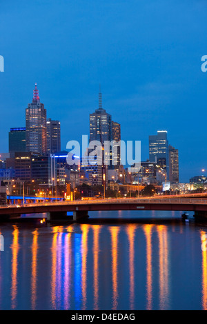 Kings ponte sopra il fiume Yarra e dello skyline della città al crepuscolo. Melbourne, Victoria, Australia Foto Stock