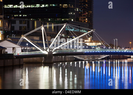 Il ponte di gente di mare - una passerella che collega i Docklands con il Sud Wharf. Melbourne, Victoria, Australia Foto Stock