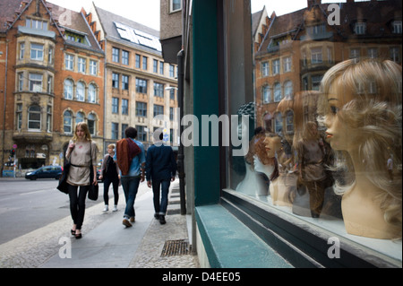 Berlino, Germania, una finestra di un negozio nel vecchio Schoenhauser road Foto Stock