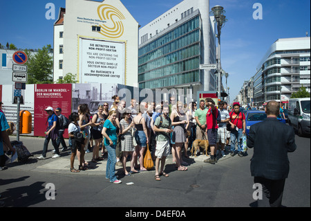 Berlino, Germania, i turisti al Checkpoint Charlie sulla Friedrichstrasse Foto Stock