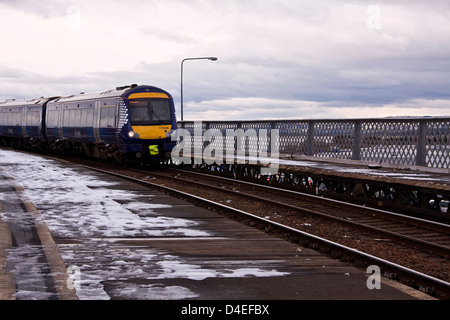 Scotrail treno pendolare avvicinando la sezione originale del ottocento Tay ponte ferroviario che arrivano nella stazione di Dundee, Regno Unito Foto Stock