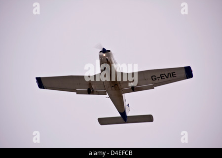 Tayside Aviation Piper PA-28 Warrior G-EVIE luce monoplan preparando ad atterrare all'aeroporto di Dundee, Regno Unito Foto Stock