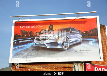 Mercedes-Benz Classe E High Street, Feltham, London Borough di Hounslow, Greater London, England, Regno Unito Foto Stock