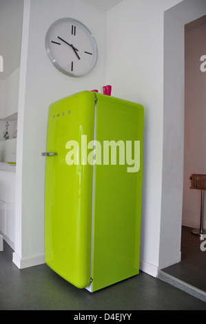 Calce-green Smeg frigorifero in cucina moderna, Ascot Berkshire, Inghilterra, Regno Unito Foto Stock