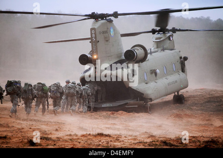 US Army team Scout a bordo di un elicottero Chinook durante il corso di formazione Marzo 5, 2013 a Fort Benning, Georgia. Foto Stock