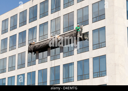 Uomini al lavoro su areale e piattaforma di lavoro - USA Foto Stock