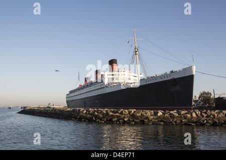 Long Beach, California, Stati Uniti d'America. Xii Marzo 2013. La Queen Mary è visto alla lunga spiaggia di Porto . La famosa in tutto il mondo ex Cunard liner R.M.S. Queen Mary, una volta che l'indiscusso Grand Dame del Nord Atlantico e forse il più amato ocean liner del xx secolo, visitato da il più giovane Cunarder Queen Elizabeth. (Immagine di credito: credito: Ringo Chiu/ZUMAPRESS.com/Alamy Live News) Foto Stock