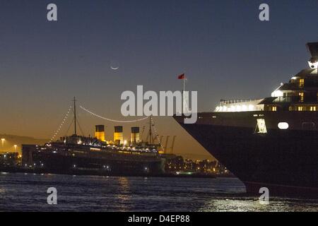 Long Beach, California, Stati Uniti d'America. Xii Marzo 2013. La Queen Elizabeth(R) le crociere in Long Beach porto al Rendezvous e rendere omaggio al suo predecessore la Queen Mary (L). La famosa in tutto il mondo ex Cunard liner R.M.S. Queen Mary, una volta che l'indiscusso Grand Dame del Nord Atlantico e forse il più amato ocean liner del xx secolo, visitato da il più giovane Cunarder Queen Elizabeth. (Immagine di credito: credito: Ringo Chiu/ZUMAPRESS.com/Alamy Live News) Foto Stock