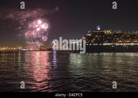 Long Beach, California, Stati Uniti d'America. Xii Marzo 2013. Luce di fuochi d'artificio occasione come la regina Elisabetta crociere nella lunga spiaggia di Porto al Rendezvous e rendere omaggio al suo predecessore la Queen Mary . La famosa in tutto il mondo ex Cunard liner R.M.S. Queen Mary, una volta che l'indiscusso Grand Dame del Nord Atlantico e forse il più amato ocean liner del xx secolo, visitato da il più giovane Cunarder Queen Elizabeth. (Immagine di credito: credito: Ringo Chiu/ZUMAPRESS.com/Alamy Live News) Foto Stock