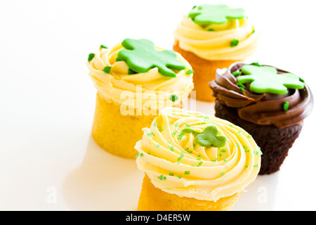 White tortini di cioccolato bianco con mousse di chic e bianco di glassa di crema di burro per San Patrics giorno. Foto Stock