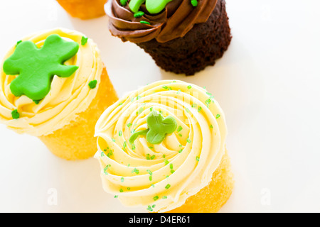 White tortini di cioccolato bianco con mousse di chic e bianco di glassa di crema di burro per San Patrics giorno. Foto Stock