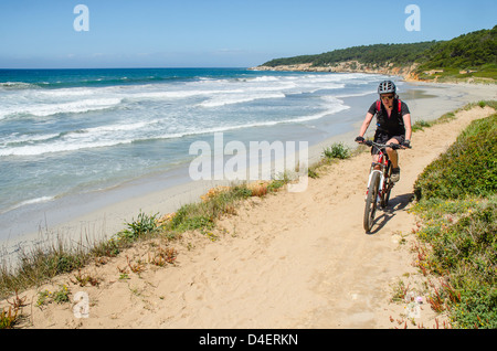 Mountain Biker vicino a Sant Tomas sul Cami de Cavalls sentiero costiero a Minorca nelle Isole Baleari, Spagna Foto Stock