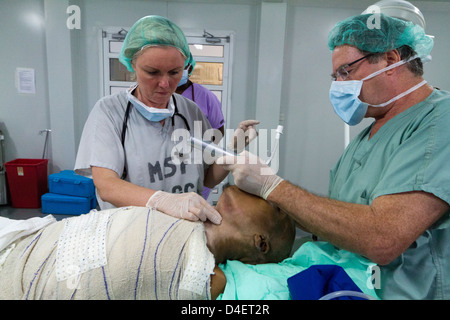 Anestesia con intubazione per la chirurgia in ospedale di MSF a Port-au-Prince, Haiti Foto Stock