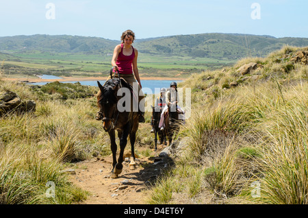 Piloti del cavallino sul Cami de Cavalls sentiero costiero a Minorca nelle Isole Baleari, Spagna Foto Stock