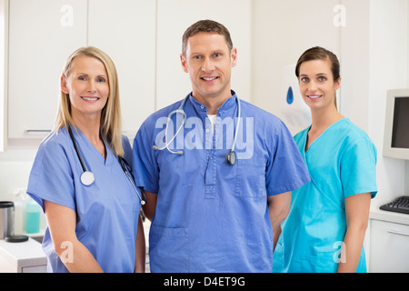 I veterinari sorridente in piedi insieme nella vet chirurgia dell Foto Stock