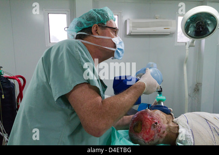 Anestesia con intubazione per la chirurgia in ospedale di MSF a Port-au-Prince, Haiti Foto Stock