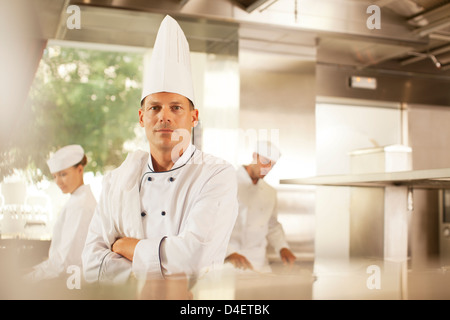 Chef in piedi nel ristorante cucina Foto Stock