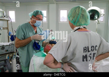 Anestesia con intubazione per la chirurgia in ospedale di MSF a Port-au-Prince, Haiti Foto Stock