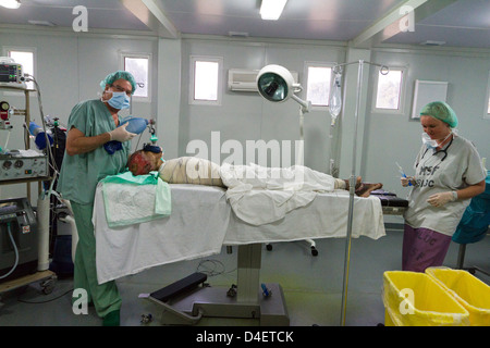 Anestesia con intubazione per la chirurgia in ospedale di MSF a Port-au-Prince, Haiti Foto Stock