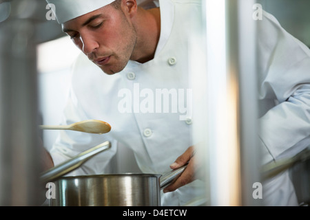 Chef cibo degustazione in ristorante cucina Foto Stock