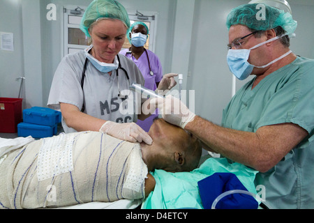 Anestesia con intubazione per la chirurgia in ospedale di MSF a Port-au-Prince, Haiti Foto Stock