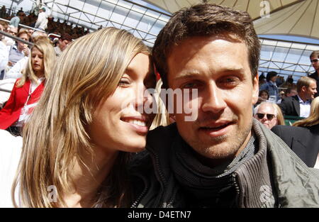 Attore tedesco Wayne Carpendale (R) e la sua fidanzata Annemarie Warnkross guardare le finali di ATP Masters "am Rothenbaum' ad Amburgo, Germania, 18 maggio 2008. Nadal sconfitto Federer 7-5, 6-7, 6-3. Foto: Marcus Brandt Foto Stock