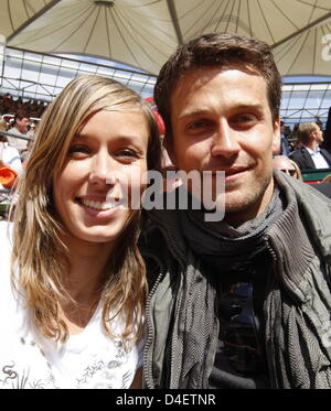 Attore tedesco Wayne Carpendale (R) e la sua fidanzata Annemarie Warnkross guardare le finali di ATP Masters "am Rothenbaum' ad Amburgo, Germania, 18 maggio 2008. Nadal sconfitto Federer 7-5, 6-7, 6-3. Foto: Marcus Brandt Foto Stock