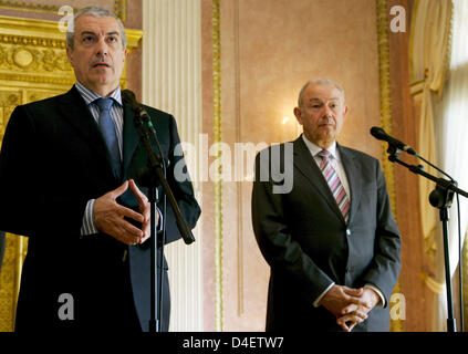 Il Primo Ministro bavarese Guenther Beckstein (R) e il Primo ministro rumeno Calin Popescu-Tariceanu (L) dare una conferenza stampa al principe Carl Palais a Monaco di Baviera, Germania, il 15 maggio 2008. Entrambi si sono incontrati per colloqui sulle relazioni economiche e la politica europea nonché la lotta contro la corruzione e la criminalità organizzata. Foto: Matthias Schrader Foto Stock