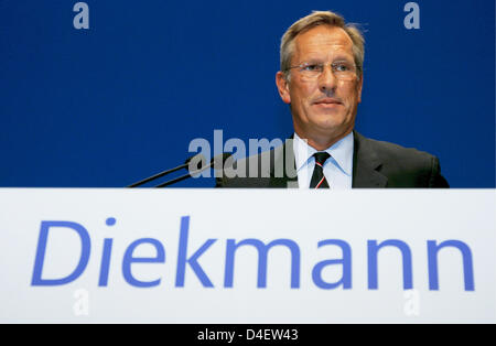 CEO di Allianz AG Michael Diekmann è raffigurato nella sede di assemblea generale all'Olympic Hall di Monaco di Baviera, Germania, il 21 maggio 2008. Allianz ha realizzato un utile record. Diekmann ha affermato parla di una riorganizzazione del settore bancario di Allianz. Foto: MATTHIAS SCHRADER Foto Stock