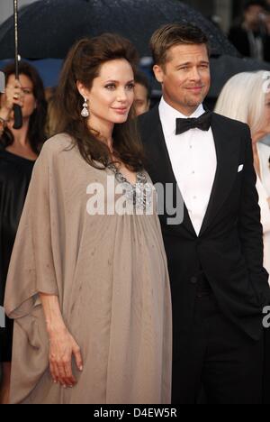 Incinta US attrice Angelina Jolie e noi attore Brad Pitt arriva alla premiere di "scambio" presso il Palais des Festivals in corrispondenza della 61a Cannes Film Festival di Cannes, Francia, 20 maggio 2008. Foto: Hubert Boesl Foto Stock