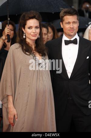 Incinta US attrice Angelina Jolie (L) e noi attore Brad Pitt arriva alla premiere di "scambio" presso il Palais des Festivals in corrispondenza della 61a Cannes Film Festival di Cannes, Francia, 20 maggio 2008. Foto: Hubert Boesl Foto Stock