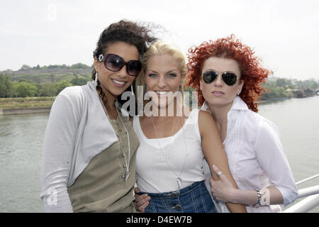 Cantanti Lucy Diakovska (R-L), Sandy Moelling e Nadja Benaissa della band "No angeli', che rappresenta la Germania, pongono su una nave sul Danubio a Belgrado in Serbia, 21 maggio 2008. Il 'No Angeli' parteciperà al concorso Eurovisione della canzone il 24 maggio 2008. Jessica Wahls del 'No Angeli' non ha potuto partecipare alla gita a causa di malattia. Foto: Joerg Carstensen Foto Stock