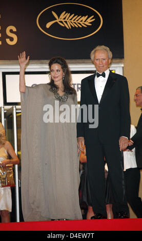 Noi l'attrice Angelina Jolie e direttore Clint Eastwood lasciare la premiere di "scambio" presso il Palais des Festivals in corrispondenza della 61a Cannes Film Festival di Cannes, Francia, 20 maggio 2008. Foto: Hubert Boesl Foto Stock