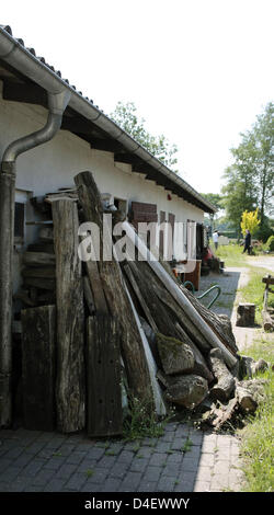 Tronchi di legno accatastate nei pressi della casa dove l uomo che ha confessato di aver gettato un tronco di legno su una vettura e ucciso una madre di due nel sedile del passeggero ha vissuto fino a quando è stato arrestato catturato in Wahnbek, Germania, 22 maggio 2008. Il 30-anno-vecchio uomo ha cofessed la criminalità, rilascia il pubblico ministero e la polizia. Egli è accusato di omicidio premeditato e interruzioni pericolose di tr Foto Stock