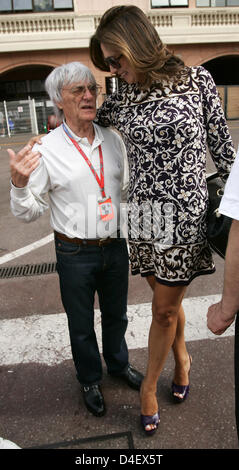 British F1 supremo Bernie Ecclestone (L) e sua moglie Slavica coccola fino nel paddock di Monte Carlo, Monaco, 23 maggio 2008. Il Grand Prix di Formula 1 di Monaco 2008 si terrà nelle strade del Principato, 25 maggio. Foto: Frank può Foto Stock