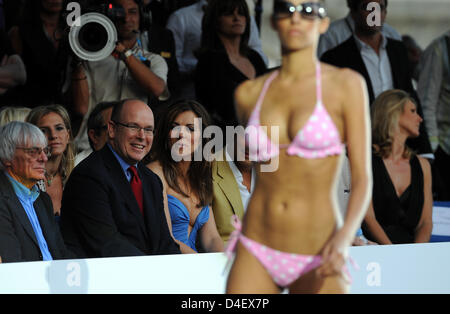 (L-R) F1 supremo Bernie Ecclestone, il Principe Alberto II di Monaco e attrice britannica e il modello Liz Hurley guarda un modello presentando una parte di Liz Hurley collezione beachwear in passerella a Monte Carlo, Monaco, 23 maggio 2008. Petra Ecclestone è la figlia di F1 boss Bernie Ecclestone. Il Grand Prix di Formula 1 di Monaco 2008 si svolge nelle strade del Principato, 25 maggio. Foto Foto Stock