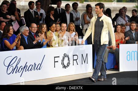 Australian Formula One driver Mark Webber della Red Bull Racing presenta la moda di Petra Ecclestone menswear collection in passerella a Monte Carlo, Monaco, 23 maggio 2008. Petra Ecclestone è la figlia di F1 boss Bernie Ecclestone. Il Grand Prix di Formula 1 di Monaco 2008 si svolge nelle strade del Principato, 25 maggio. Foto: GERO BRELOER Foto Stock