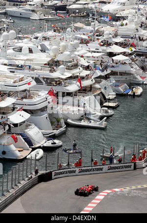 Il brasiliano pilota di Formula Uno Felipe Massa di Scuderi Ferrari esce la chicane del Porto durante la sessione di qualifiche o la Formula 1 Gran Premio di Monaco a Montecarlo, Monaco, 24 maggio 2008. Massa rivendicato la pole position per il Gran Premio di Formula 1 di Monaco 2008 tenutasi nelle strade del Principato, 25 maggio. Foto: Frank può Foto Stock