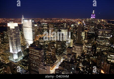 La figura mostra una vista della città di New York al crepuscolo, in New York City, NY, 15 maggio 2008. Foto: Kay Nietfeld Foto Stock