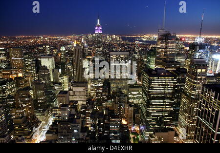 La figura mostra una vista della città di New York al crepuscolo, in New York City, NY, 15 maggio 2008. Foto: Kay Nietfeld Foto Stock