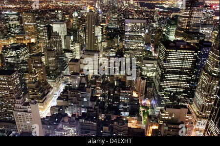 La figura mostra una vista della città di New York al crepuscolo, in New York City, NY, 15 maggio 2008. Foto: Kay Nietfeld Foto Stock