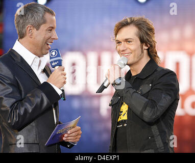 Il presentatore Tv Thomas Hermanns (L) parla al vincitore del tv show DSDS 2008 Thomas Gondoj durante show televisivo "Conto alla rovescia per Belgrado' ad Amburgo, Germania, 24 maggio 2008. Questa è la 53ma volta che un concorso per la migliore canzone europea avviene. 43 paesi partecipano a questo anno di Eurovision Song Contest 2008 a Belgrado, ma solo 25 qualificarsi per la finale. Foto: SEBASTIAN WI Foto Stock