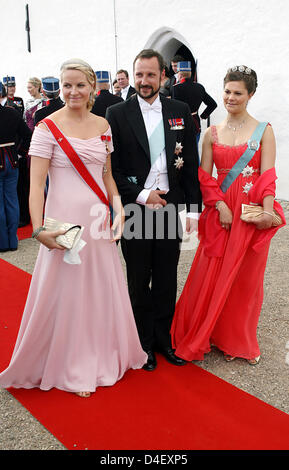 Il principe Haakon di Norvegia e di sua moglie la principessa Mette-Marit (L) lasciare la chiesa con la Principessa Victoria di Svezia dopo le nozze del principe Joachim e la principessa Marie Cavallier in Mogeltonder, Danimarca, il 24 maggio 2008. Foto: Kay Nietfeld Foto Stock