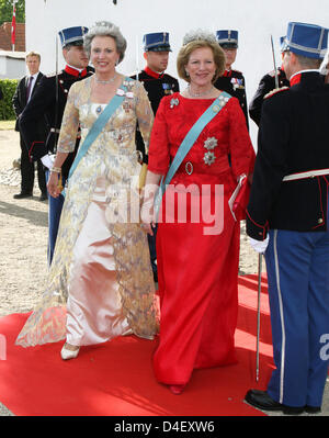 Le Suore della Regina Margrethe II di Danimarca, Principessa Benedikte (L) e Anne-Marie (C), arrivano per la chiesa di nozze del principe Joachim e Marie Cavallier in Mogeltonder, Danimarca, il 24 maggio 2008. Foto: Albert Nieboer (PAESI BASSI) Foto Stock