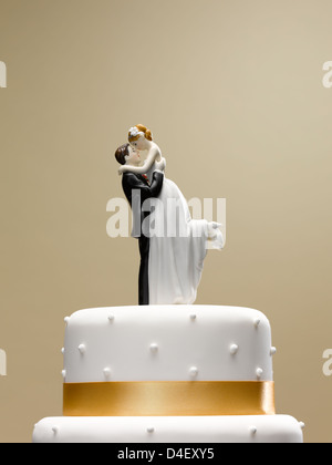 Sposa e lo sposo topper sulla torta nuziale Foto Stock